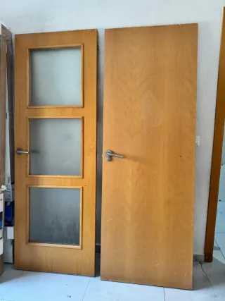  2 Puertas de madera con cristal y 4 puertas lisas