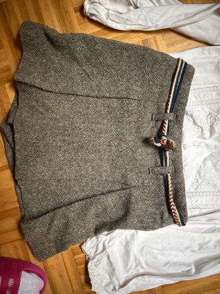 Conjunto niña: blusa bordada y falda pantalón
