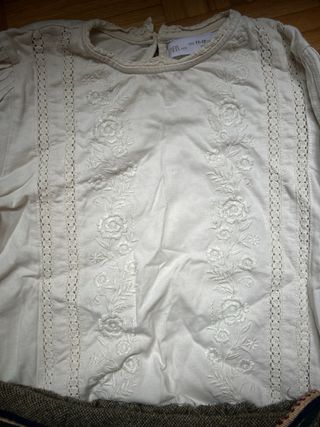 Conjunto niña: blusa bordada y falda pantalón