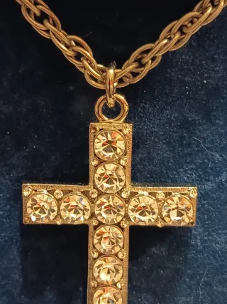 Collana con ciondolo a croce dorata
