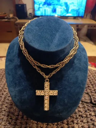 Collana con ciondolo a croce dorata