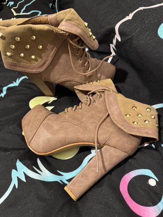 Botines marrones con tachuelas doradas