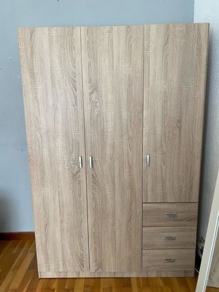 Armarios mesillas y mesa de madera maciza