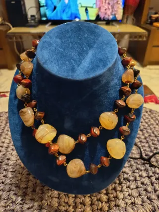 Collana con pietre naturali marroni e dorate