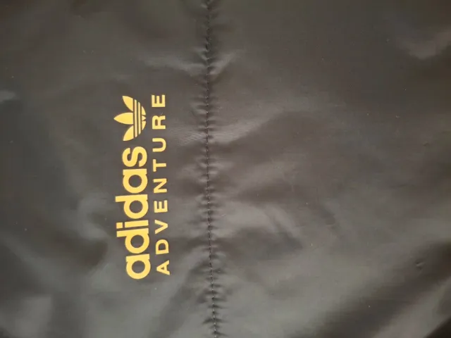 Abrigo Adidas Adventure Negro y Amarillo