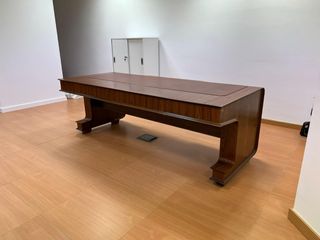 Mesa de despacho de madera