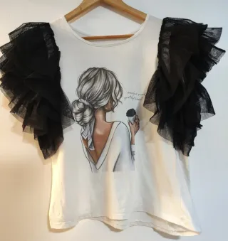 Camiseta blanca con mangas de tul negro