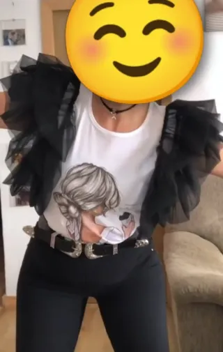 Camiseta blanca con mangas de tul negro