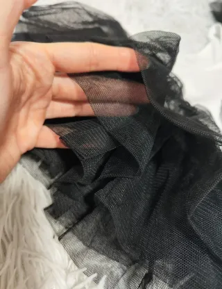 Camiseta blanca con mangas de tul negro