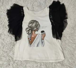 Camiseta blanca con mangas de tul negro