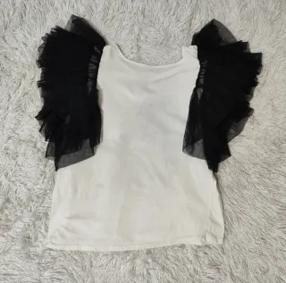 Camiseta blanca con mangas de tul negro