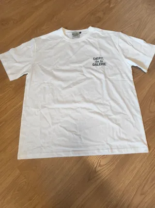 Camiseta Gallery Dept.
