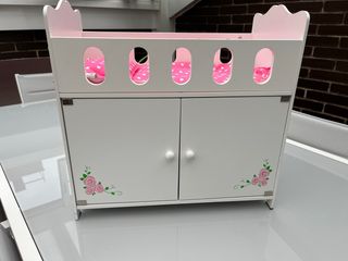 Cuna de juguete blanca y rosa