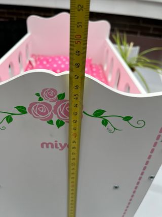Cuna de juguete blanca y rosa