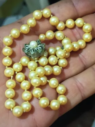 Collana di perle gialle
