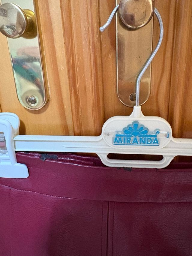 Falda cuero burdeos cremallera asimétrica