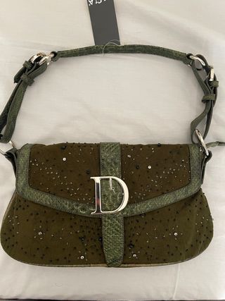 Bolso verde con abalorios y textura piel