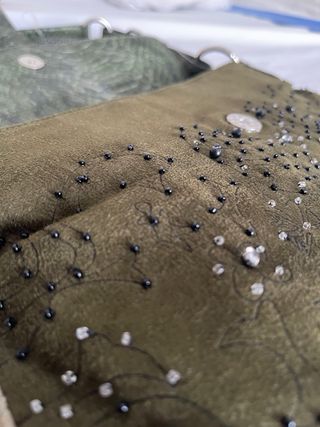 Bolso verde con abalorios y textura piel