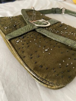Bolso verde con abalorios y textura piel