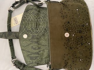 Bolso verde con abalorios y textura piel