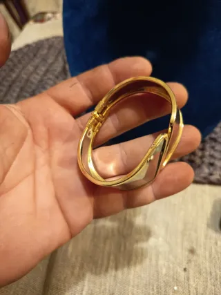 Bracciale rigido dorato con inserti bianchi