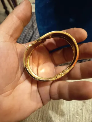 Bracciale rigido dorato con inserti bianchi