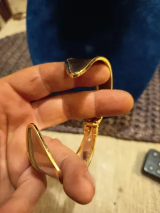 Bracciale rigido dorato con inserti bianchi