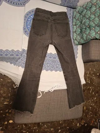 Pantalones vaqueros grises acampanados
