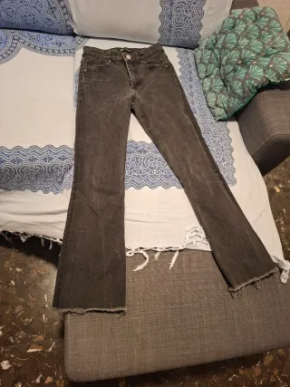 Pantalones vaqueros grises acampanados