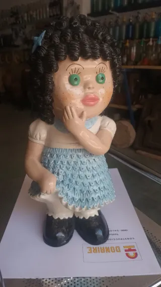 Muñeca de terracota con vestido azul