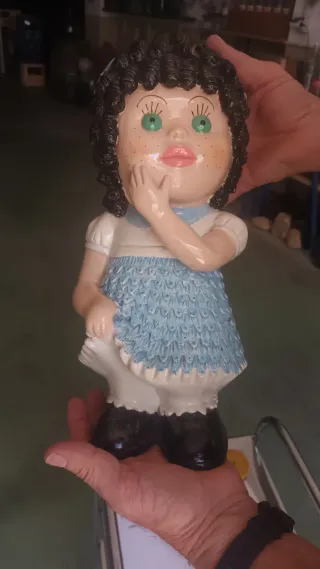Muñeca de terracota con vestido azul