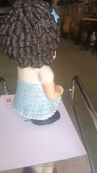 Muñeca de terracota con vestido azul