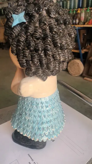 Muñeca de terracota con vestido azul