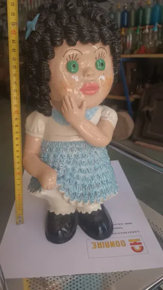 Muñeca de terracota con vestido azul