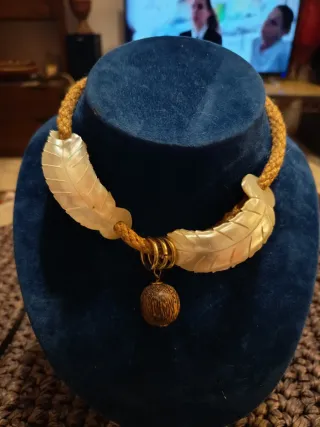 Collana con piume madreperla e seme