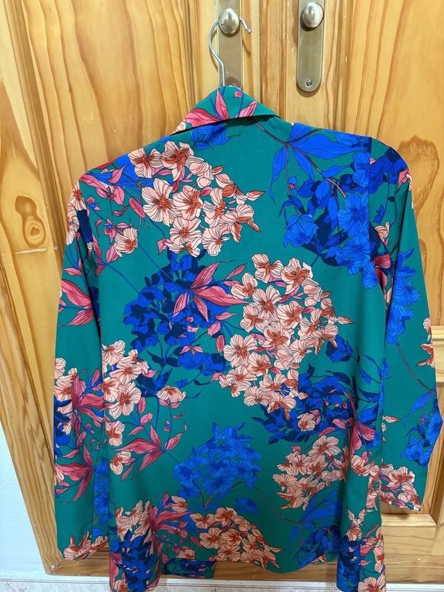 Chaqueta fina Stradivarius flores