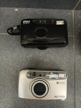Fotocamere analogiche Nikon EF200 e Ricoh RZ-700s