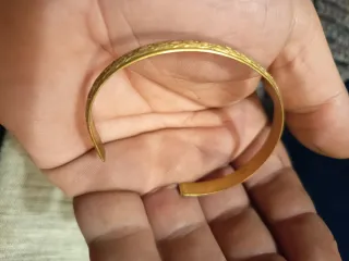 Bracciale rigido dorato con incisioni