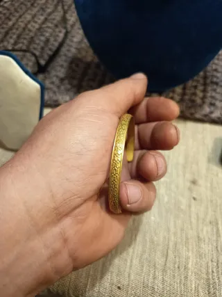 Bracciale rigido dorato con incisioni