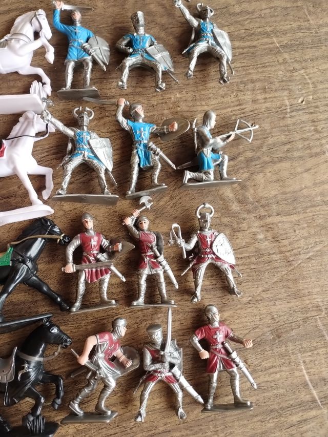 Soldatini Medievali Cavalieri e Cavalli