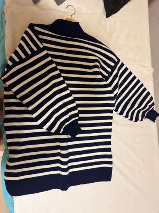 Pullover a righe blu e bianche