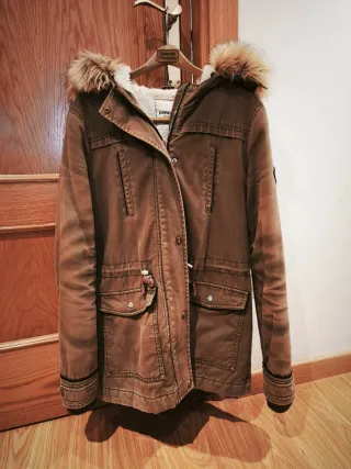 Abrigo marrón con capucha de pelo