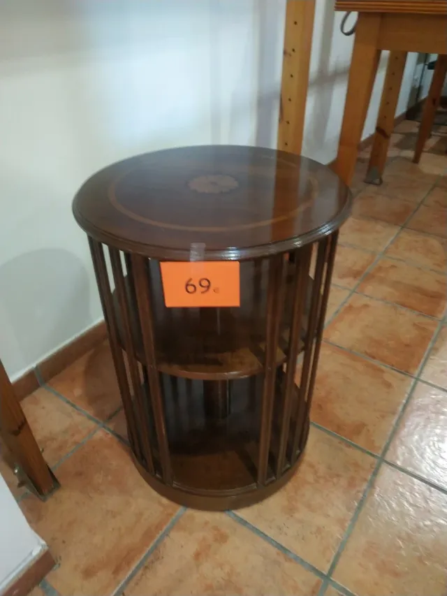 Mesita auxiliar redonda clásica