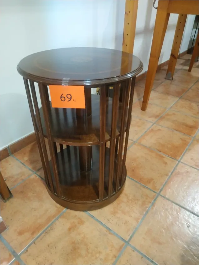 Mesita auxiliar redonda clásica