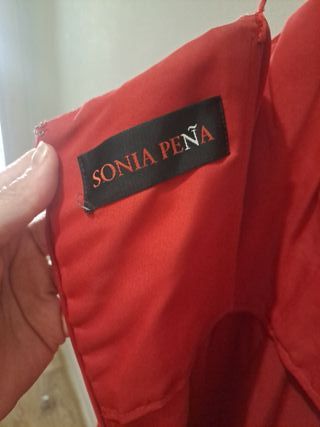 Vestido fiesta rojo con flores brodadas