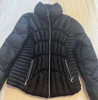 Chaqueta de plumas negra