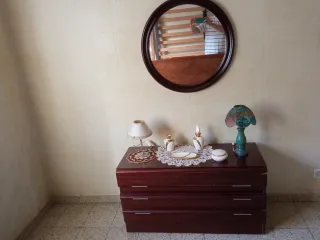 Cómoda, espejo, lámparas y decoraciones