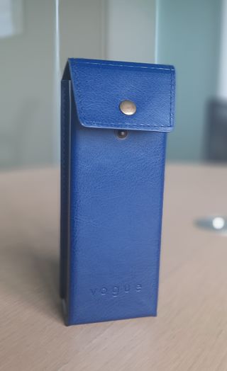Custodia Vogue per Occhiali in Pelle Blu – Elegant