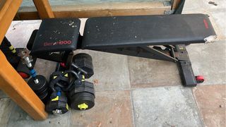 Banco y mancuernas para gimnasio