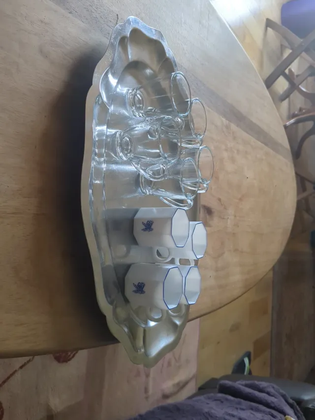 Juego 4 Tazas Porcelana y Vasos Cristal